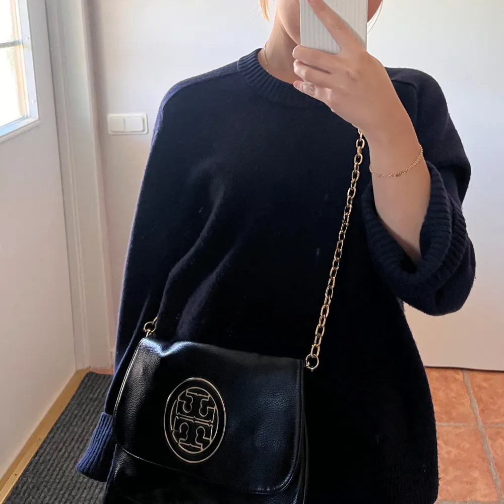 Svart cross body väska från tory burch . Väskor.