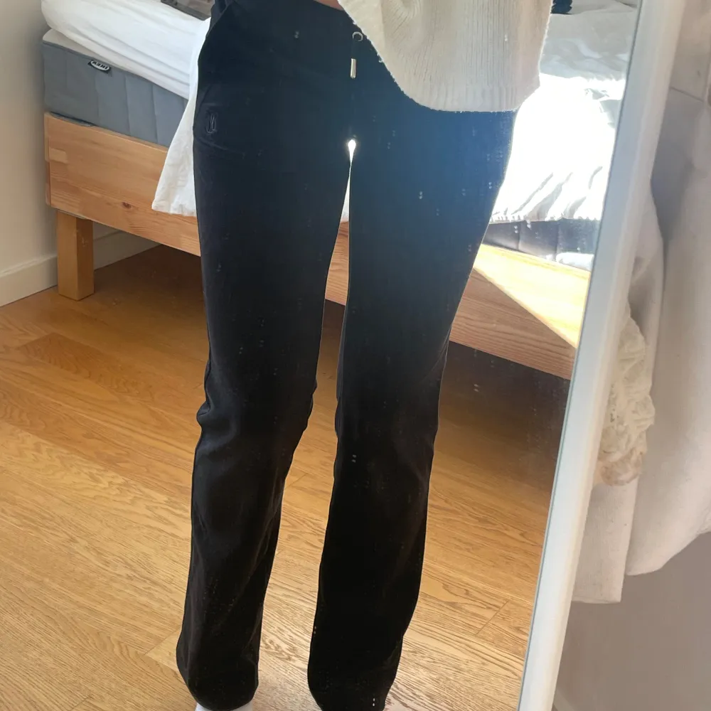 Svarta Juciy Byxor, sparsamt använda😍 nypris 1200kr. Jeans & Byxor.