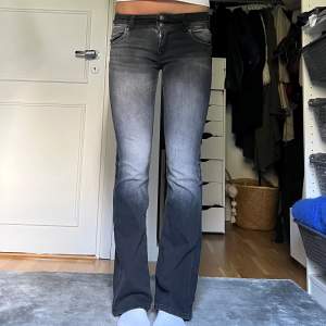 Super snygga jeans storlek 36. Midjemått 38 cm innerbenslängd 83cm. Low Rise flare bootcut. Endast använda 1 gång. Jag är 175cm för referens