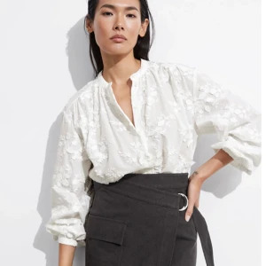 Söt vit blus 💓💓💓 - Supersöt blus från other stories som inte kommer till användning. Nypris 900💓