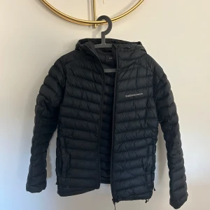 Peak Performance Jacka - Svart Peak performance jacka. Använd ett par gånger, så den är i bra skick. Inga skador. Köptes för 2800, säljer den nu för 1500kr pris kan diskuteras 