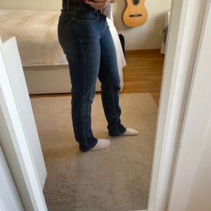 LEVIS Straight jeans - Ett par blåstretchiga Levis jeans i fint skick! Säljer på grund av att de inte nävens längre💞💞