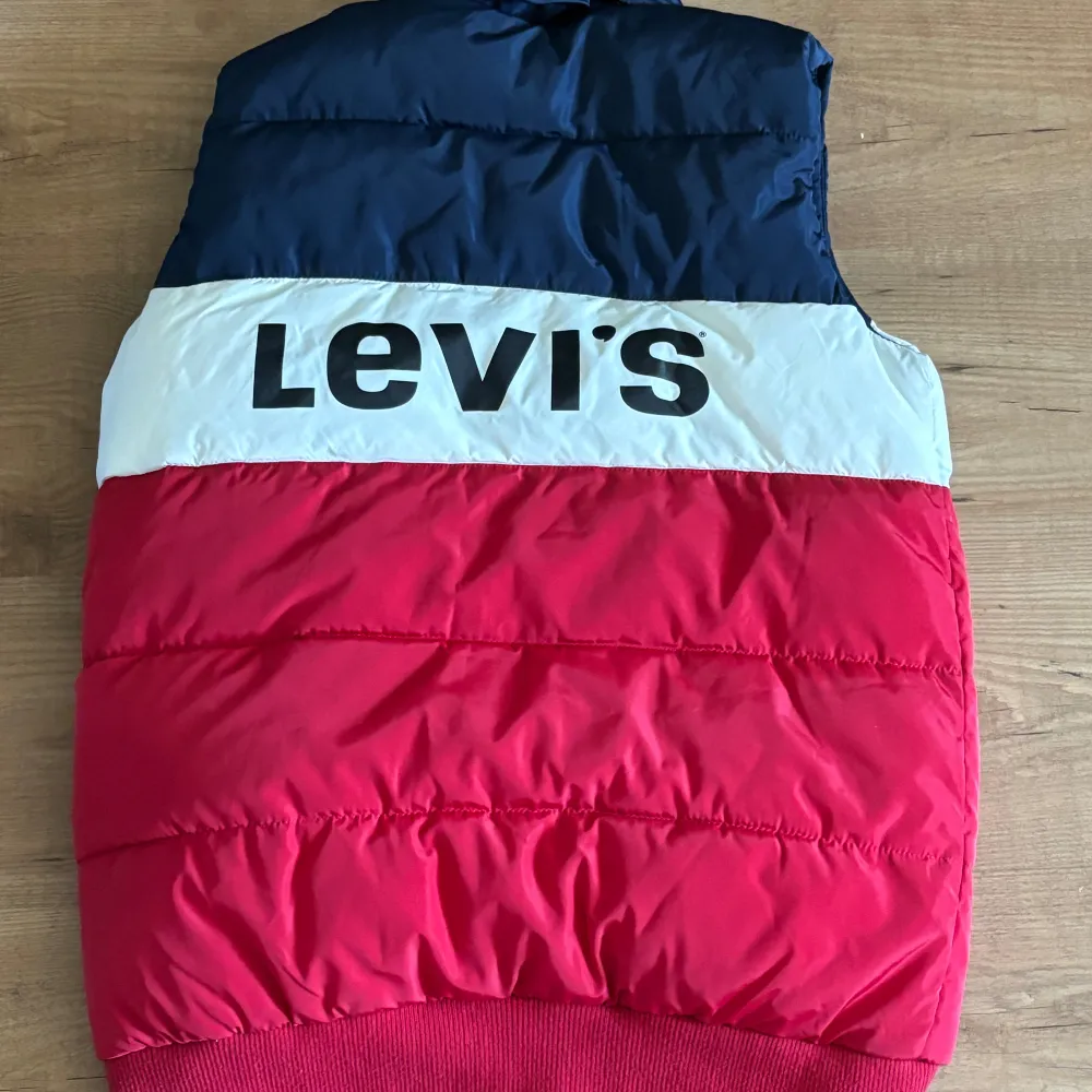 Levi’s väst i väldigt fint skick, använd några gånger men inga tydliga tecken på användning. Vet ej ursprungligt pris.. Jackor.