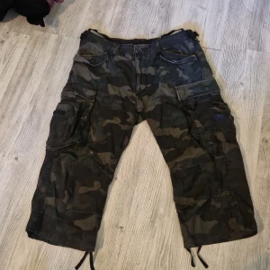 Kamo bykser - Mörkgröna shorts med masa gicker två bakticker två sido ficker o två vanliga ficker fram till  skavank bak till se bilden 7 exstra knapar fin till i byserna om det skulle hehövas 