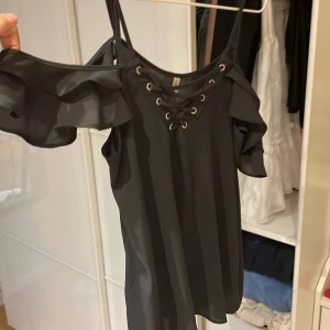 Blus - Svart off shoulder blus. 