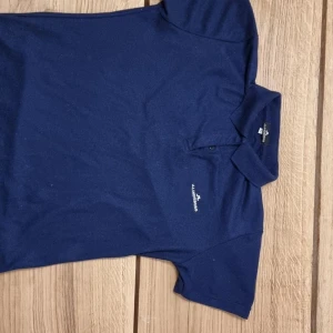 Piké från J.lindeberg  - Säljer min piké från J.lindeberg då jag inte använder den, använd fåtal gånger. Skriv vid minsta intresse och priset är inte hugget i sten!  Kolla även in min profil för massa bra märkeskläder!