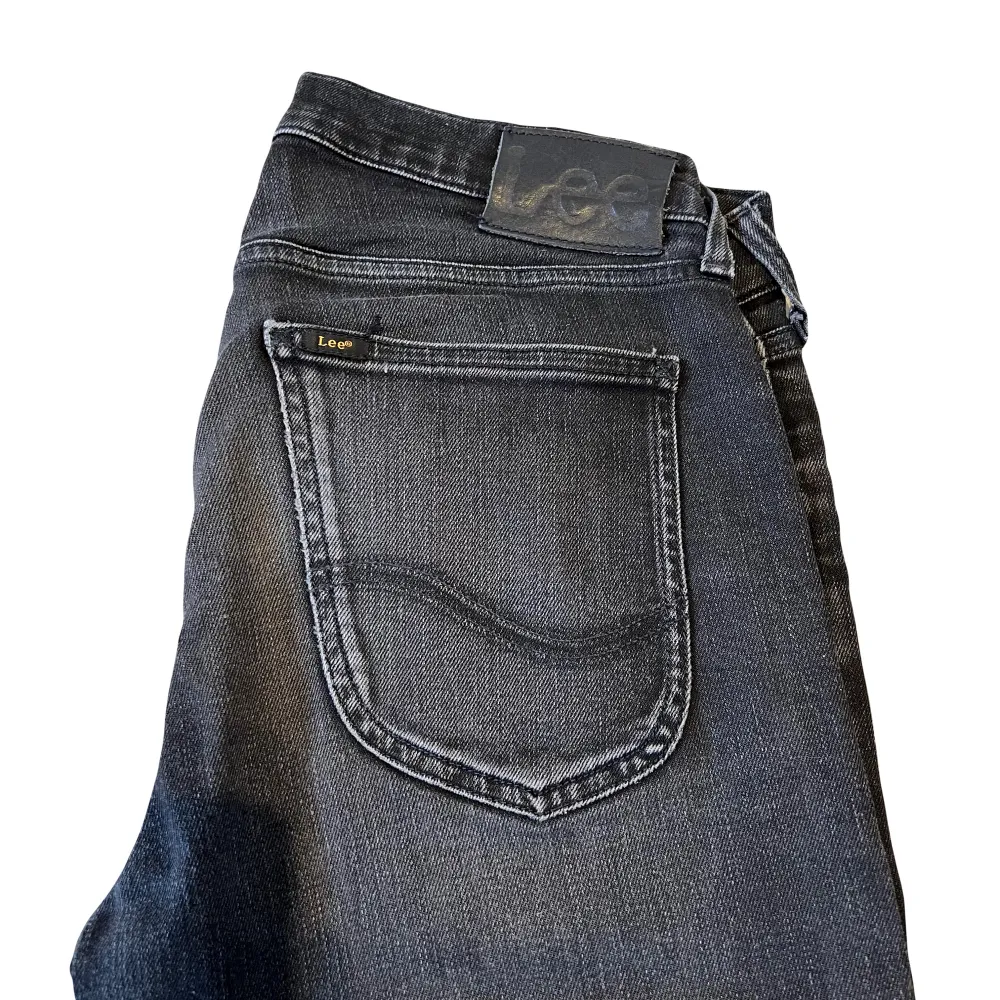 Riktigt snygga Lee slim jeans. Storlek W29 L32. Sköna slitningar som ger karaktär!. Jeans & Byxor.