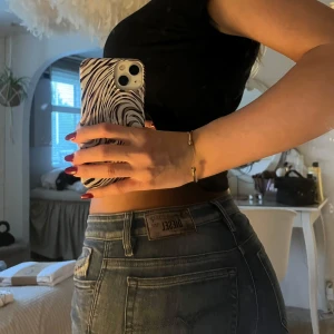 Diesel jeans  - Diesel jeans i en vintage blå färg. Super snygga och sköna jeans som passar till allt. Dessa är ett par skinny jeans men är väldigt stretchiga. Skriv för mer bilder och information💕