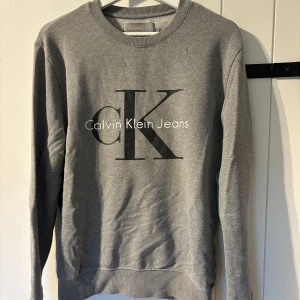 Calvin Klein tröja - Helt ny utan kvitto Storlek XS  Lager 157, Ralph Lauren, Samso Samso, HM, Ck, Calvin Klein, Axel Arigato, Dickies, Colmar, Acne studios, Tnf, The Norh Face Weekday, East West