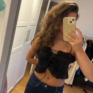 Svart topp - Svart topp som aldrig är använd. Går att klippa bort ärmarna om man vill. Köparen står för frakt.