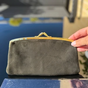 Elegant svart kuvertväska - Liten enkel svart kuvertväska  med en stilren design. Väskan har en guldfärgad ram och en praktisk öppning. Perfekt för festliga tillfällen eller en kväll ute. Mått -se linjal. Hämtas på Hägerstensåsen eller ök 🖤✨