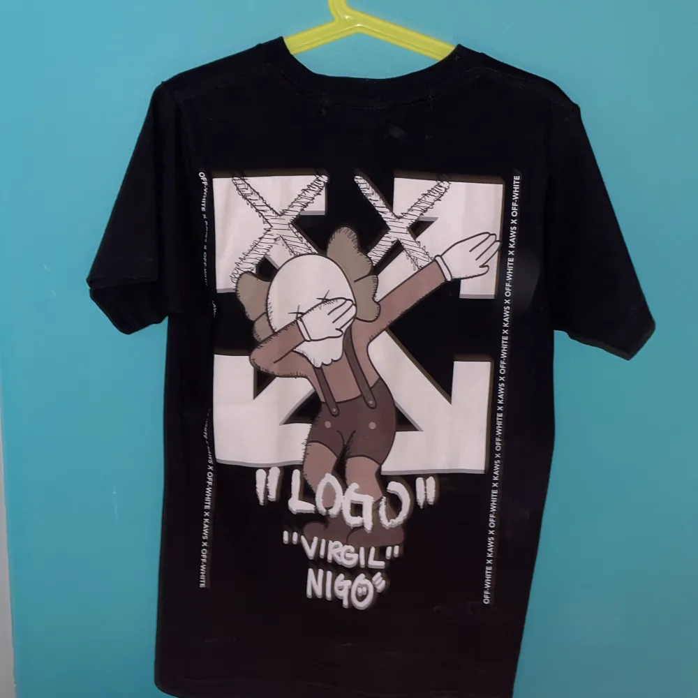 Säljer min off white t-shirt för att den inte var min still längre. 9/10 skick. Köpt på off white. Storlek S men passar på M.. T-shirts.