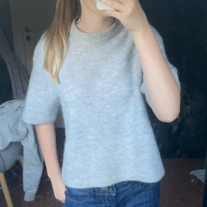 Stickad t-shirt - Stickad t-shirt Gina i grå🩷