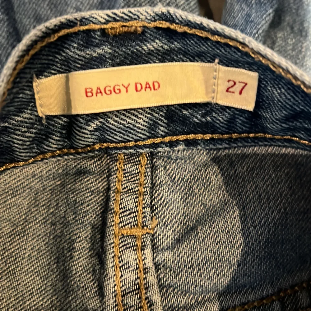 Säljer ett par klassiska Levi's Baggy Dad jeans i ljusblå denim. Jättebra skick då de är sällan andvändna. Nypris 1299 säljer för 249 priset är förhandlingsbart!. Jeans & Byxor.