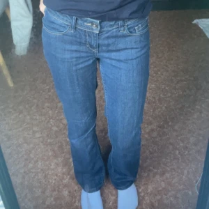 Mörkblå Jeans - Mörkblå jeans Sitter bra på mig som är 160 