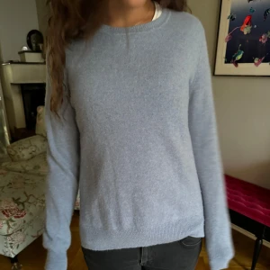 Blå cashmere  - Säljer denna skit snygga cashmere tröja få den ej används pris kan diskuteras 🫶🏼🫶🏼 