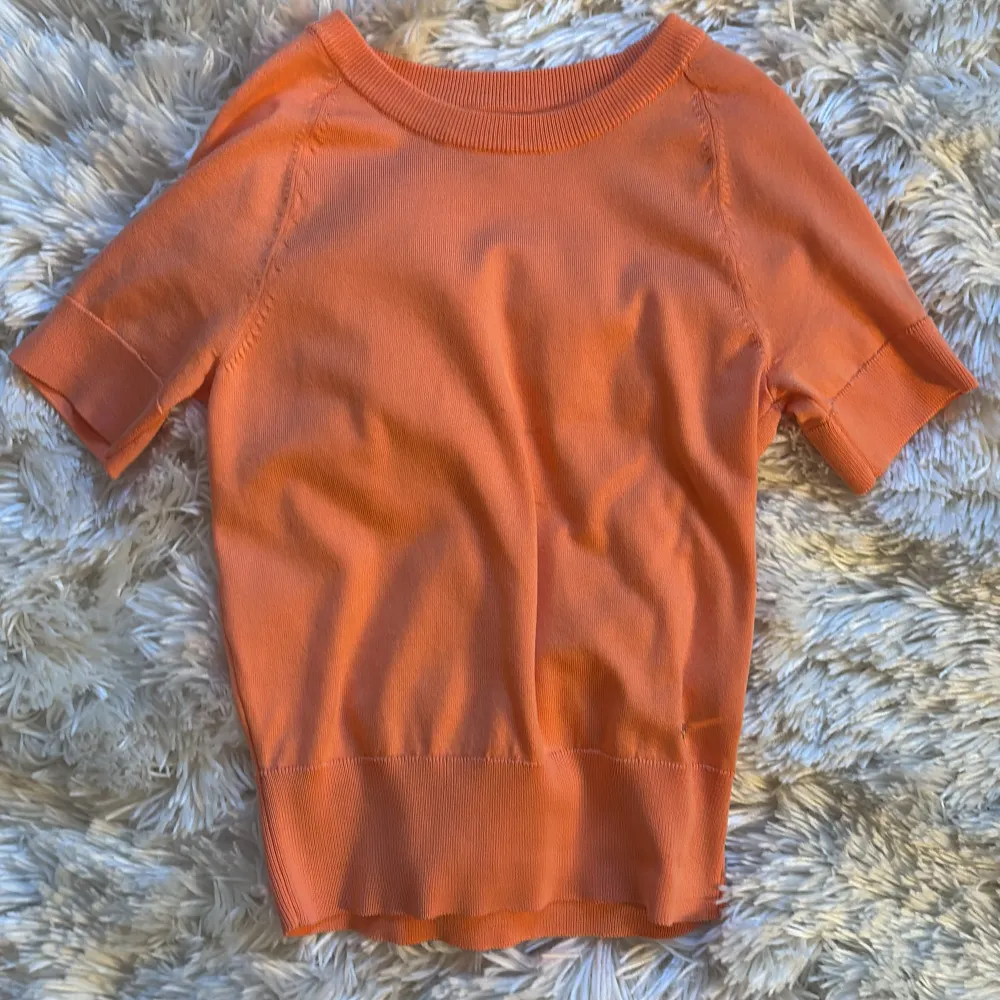 Orange stickad t shirt i storlek xs🔥❤️säljer för 230kr🥰. Stickat.