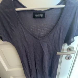 Mörkblå urringad t-shirt💞  - Säljer denna fina lite genomskinliga mörkblåa tröjan ifrån zara💕 lite slitna detaljer❣️