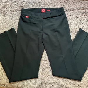 Miss sixty kostym byxor  - Svarta miss sixty byxor, använda av tidigare ägare. Aldrig använt pågrund av att dem inte passar. Önska de passa, för snygga brallor🙏. Finns bara  en ficka på framsidan. Pris går att diskuteras 