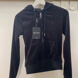 Juicy Couture  - Jag säljer min Juicy Couture koffta då den blivit för liten. Den är i jätte bra skick och bara använd få tal gånger. Lappen finns även kvar. Den är i stl M men är väldigt liten i storleken. Priset går att diskutera men ordinarie pris är 1200kr. Priset lite högre då den aldrig är använd eller tvättat🤍🤍