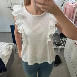 Topp från Lindex  - Säljer denna super söta topp från Lindex. Bra skick. 