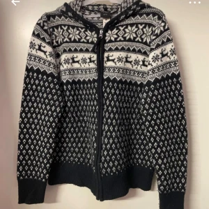 Luvjacka med renar - Mjuk och skön luvjacka från cellbes med dragkedja. Storlek 38-40