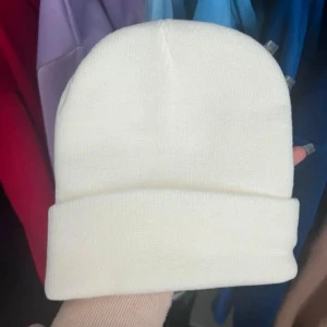 Vit ribbad mössa - Säljer en superfin vit ribbad mössa som är perfekt för kyliga dagar. Den är mjuk och bekväm, och passar till nästan alla outfits. Perfekt för både höst och vinter!