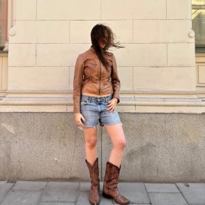 Brun sklinnjacka - Den perfekta höstajackan!! En brun ÄKTA skinnjacka i storlek 36/Small😊