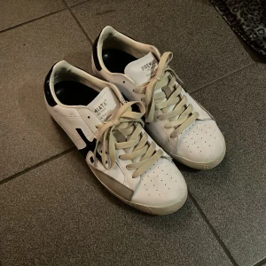 Premiata skor - Premiata skor i väldigt bra skick knappt använda. Tycker storleken är lite liten. Det låga priset för jag inte har sulan kvar då jag använde egen.