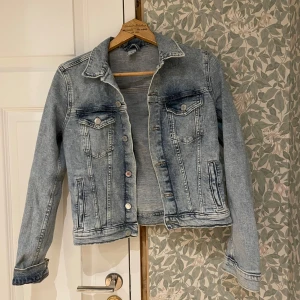 Ljus jeansjacka - Ljusblå jeansjacka