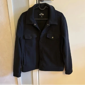 Svart jacka från Only & Sons - Säljer en snygg mörkblå overshirt från Only & Sons i storlek M. Perfekt för höst, vår och vinterdagar, och den är i super skick. 