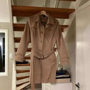 Ralph Lauren trench coat beige. Knappt använd. Hängt i garderoben ett tag nu. Skick 10/10, Inga hål eller fläckar någonstans. Tveka inte att höra av er vid frågor.  Köpare står för frakt.