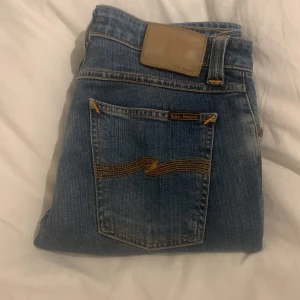 Nudie jeans - Ett par nudiejeans i slimfit i modellen lean dean. Knappt använda och i väldigt bra skick. De är storlek 29W och 32L. Skick 10/10 som nya, inga defekter. (Skriv vid funderingar)