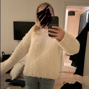 Tjock stickad tröja - Säljer denna super mysiga stickade tröja då jag aldrig använt den! Från H&M💞