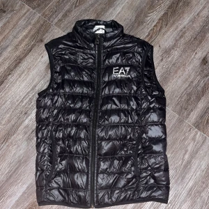 Armani väst - Säljer Armani väst riktigt bra till hösten passar även till vinter vår sommar, bra skick skulle säga 8/10 inge hål eller något i västen. Pris kan diskuteras!