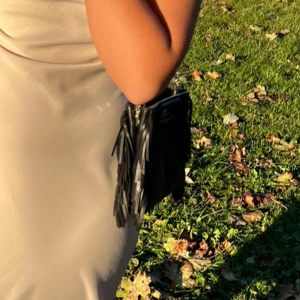 Maje väska - Jätte fin maje väska köpt för ungefär 2 år sen! Inte använt jätte mycket och därmed väldigt bra skick. Båda kedja och svart band medföljs, fråga om fler bilder om ni vill ha 💓