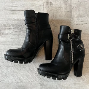 Svarta boots från USA - Jätte fina boots från Amerikanska märket Mi.im i storlek 37. Använda ett fåtal gånger. 