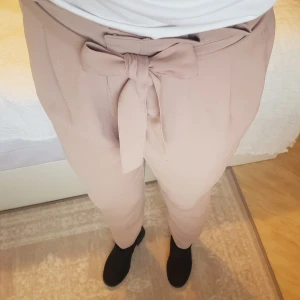 Dammrosa paperbag-byxor i Nyskick - Anv en gång ~ Polyester. Lite fel passform på mig, skulle göra sig bättre & finare på någon annan! ~ STOR rensning i min shop ~ Välj 5 för 100kr oavsett pris, skicka medd/lämna som prisförslag (gäller där det står) ~