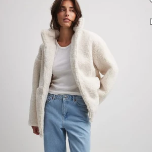 Teddy jacka från NA-KD - Teddy jacka storlek 34 från nakd sitter lite oversized skriv privat för fler bilder, bra skick köpt tidigare i år 