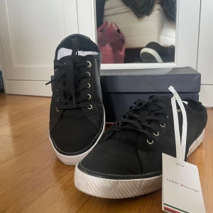 Tommy hilfiger - Hej!  Säljer dessa skor använda 1 gång. Dem är som nya och allt kommer med. Skriv vid fler frågor!☺️