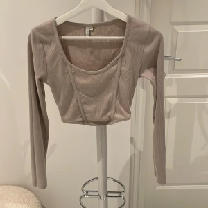 Tröja  - Beige tröja med detaljer. Bra skick 