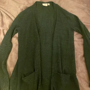 Grön kofta från vila  - Den är jätte skön och fin kofta. Den säljer jag pågrund av att den är för liten. Den är verken jätte fin pris kan diskuteras. ❤️❤️