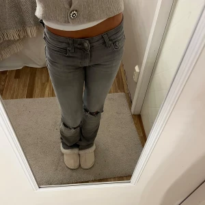 Jeans  - Verkligen jätte fina Lågmidjade bootcut jeans med hål i, säljer då dom inte kommer till användning💗 