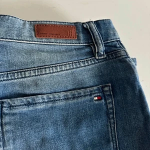 Tommy hilfiger  - Fin jeanskjol från Tommy hilfiger. Säljs då den ej kommer till användning. Stretch material. 