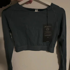 Träningströja  - Säljer denna oanvända tröja från ICIW! Superskön och snygg.🤩