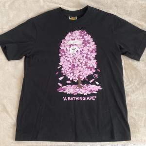 Bape T-Shirt, Storlek S men passar som M. Sakura Edition