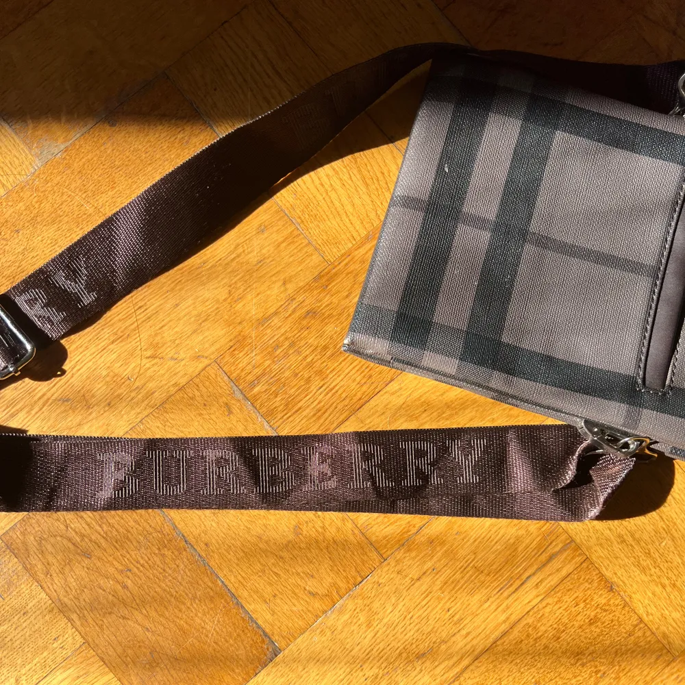 Jag säljer min burberry väska för att jag trodde att jag skulle använda den mer. Den har mycket fack men lite slitningar, men inget stort.. Väskor.