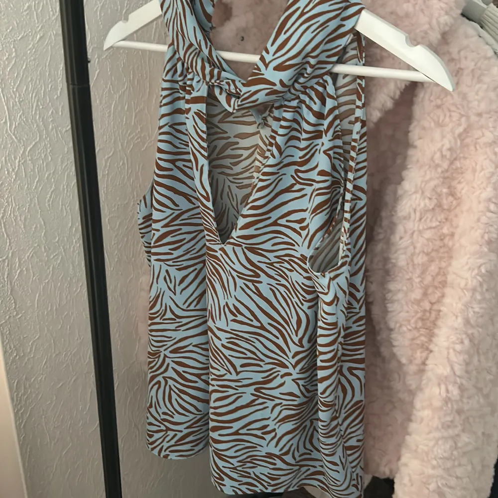 Zebra mönstrad halterneck topp från zara 💕 så fin säljs inte längre!! I mycket bra skick . Toppar.