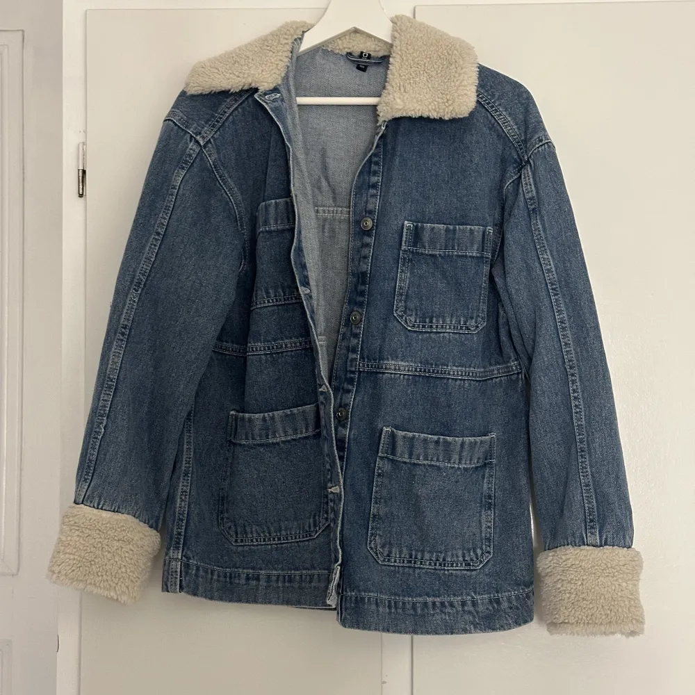 Jeansjacka från h&m med teddydetaljer. Väldigt stor i storleken. Pris kan diskuteras💕. Takit.