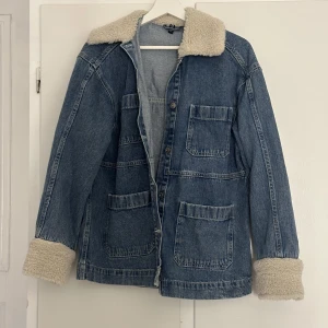 Jeansjacka med teddydetaljer - Jeansjacka från h&m med teddydetaljer. Väldigt stor i storleken. Pris kan diskuteras💕